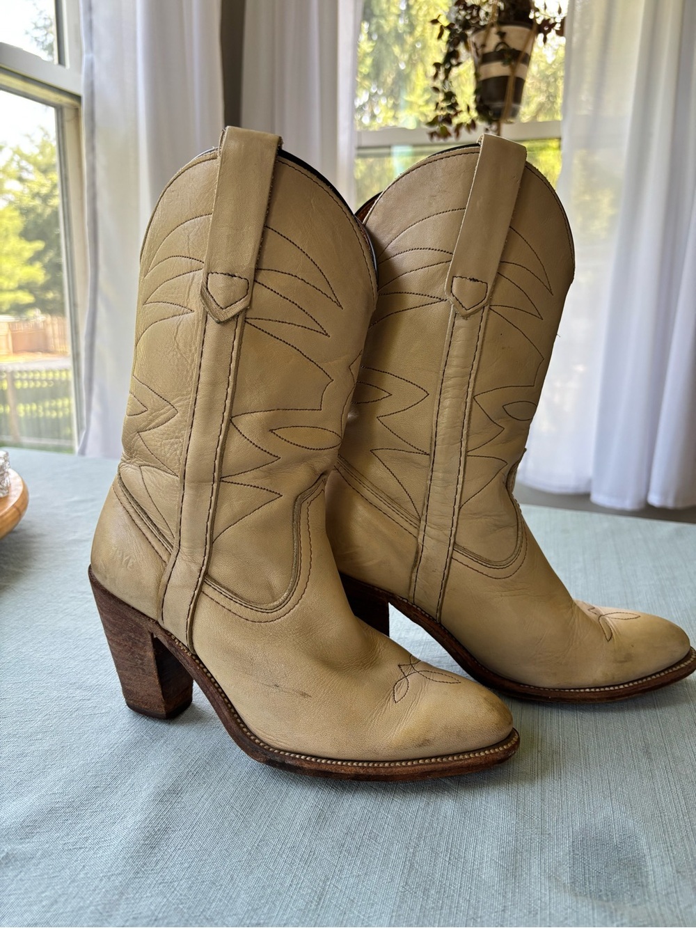 Vintage Frye Cream Leather Western Heeled Boots 6B